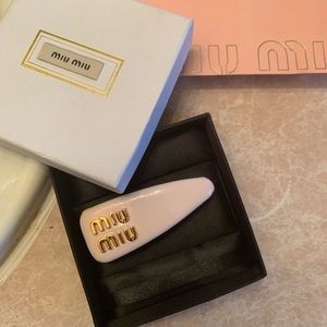 miu miu patent leather clip
